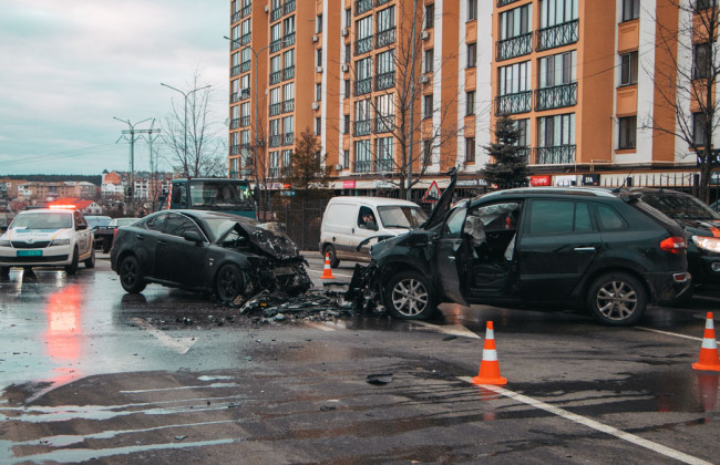 Под Киевом легковушки не поделили дорогу: несколько пострадавших
