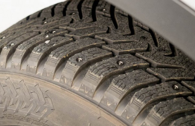 Назвали основные причины бесполезности шипованных шин зимой
