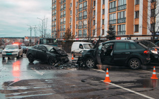 Под Киевом легковушки не поделили дорогу: несколько пострадавших