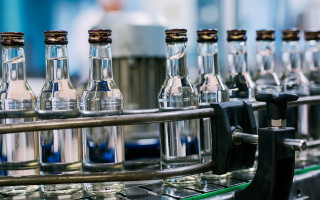У Луцьку жінка продавала з-під прилавка сурогатний алкоголь