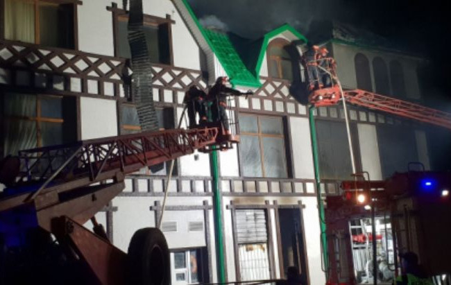 Масштабна пожежа на Буковині: горів готельно-ресторанний комплекс, фото