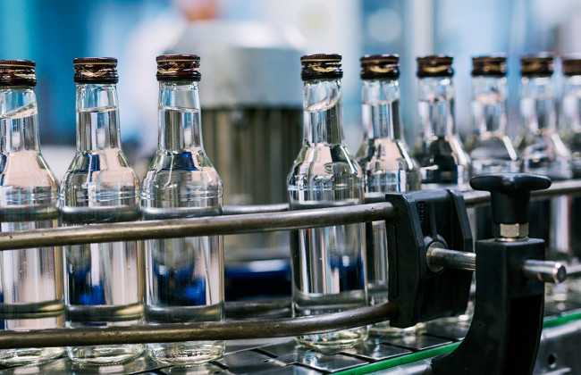 У Луцьку жінка продавала з-під прилавка сурогатний алкоголь