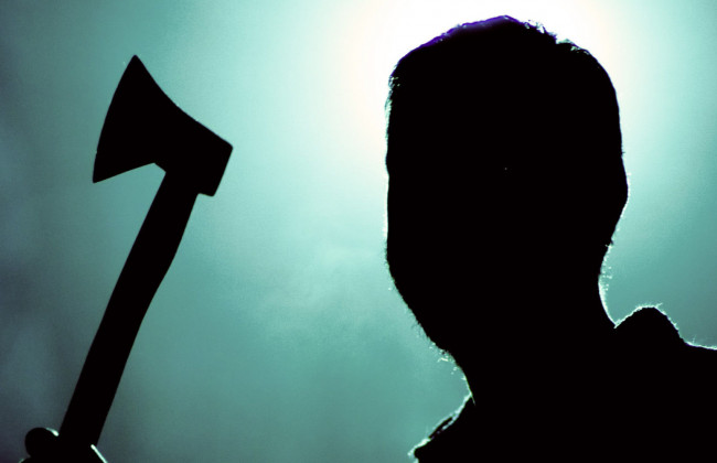 На Донеччині крадій накинувся на пенсіонерку з сокирою: подробиці