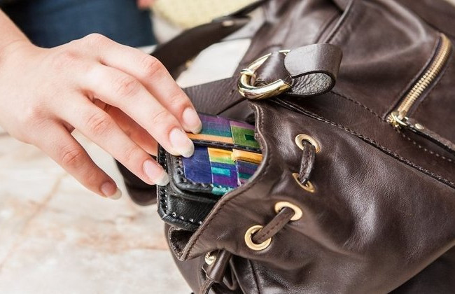 В Киеве две воровки пытались обокрасть женщину