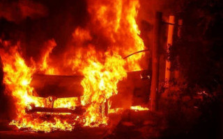 В Киеве сожгли автомобиль, видео