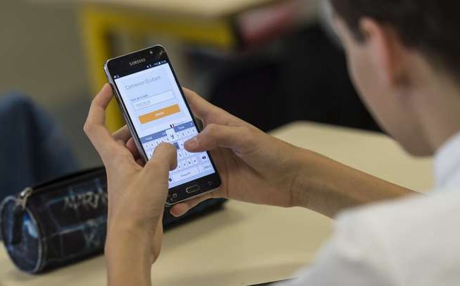 В украинских школах запретят мобильные телефоны: в Раде зарегистрирован законопроект