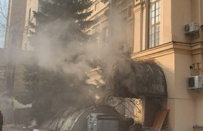 У Києві палає приміщення Мінкульту: відео