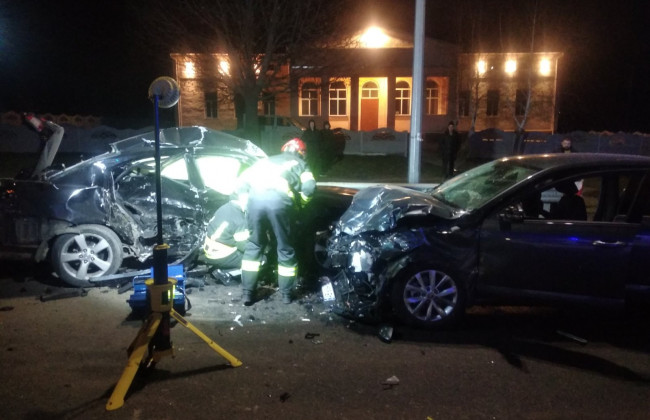 У Вінницькій області зіткнулися легковушки: рятувальники вирізали постраждалих