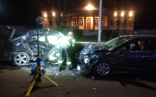 У Вінницькій області зіткнулися легковушки: рятувальники вирізали постраждалих