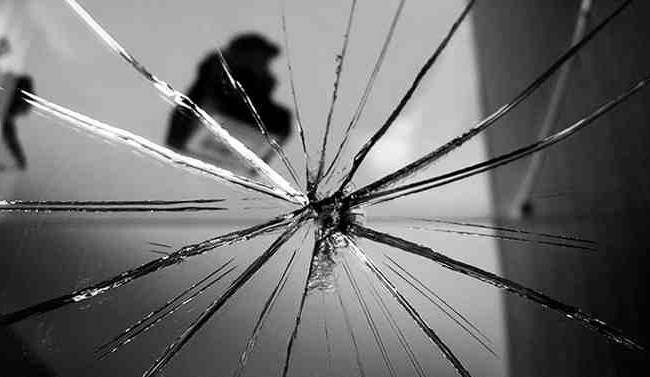 У Нікополі вандали розбили вікна чотирьох автобусів із пасажирами всередині