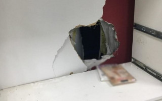 В Киеве наглый вор сделал дырку в стене и обокрал магазин