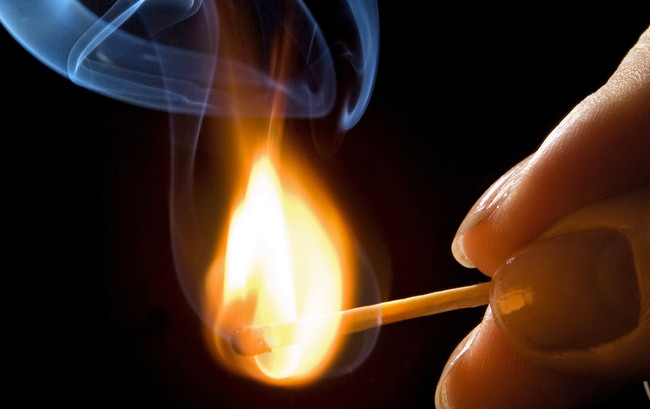 В центре Одессы женщины облила себя бензином и подожгла: видео с места инцидента