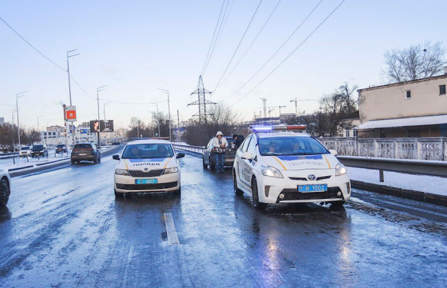 В Киеве двое мужчин напали и ограбили подростка: подробности происшествия