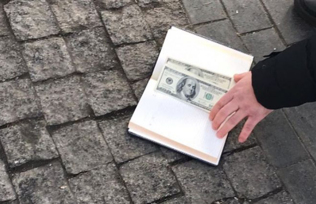 Валютний хабар працівнику СБУ за вплив на слідчого ДБР: затримано посадовця