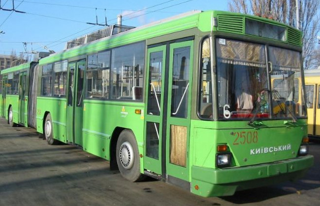 Трагедия в Киеве: троллейбус переломал кости пенсионерке