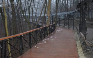 В Киеве на Аллее художников орудовали вандалы