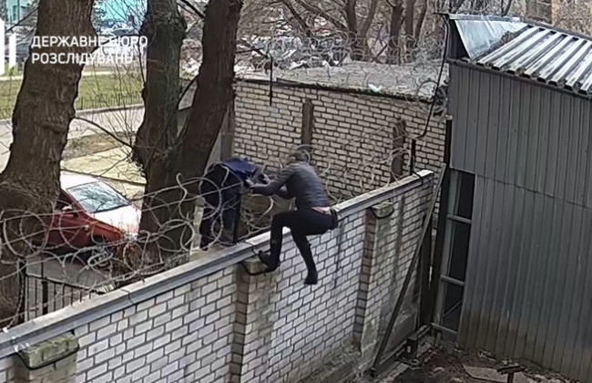 Экс-депутат Черновол проникла на территорию ГБР, видео