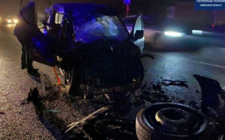 Серьезное ДТП под Киевом: легковушка влетела под грузовик