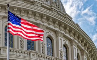 В Сенат США на слушания по импичменту явился осужденный с электронным браслетом