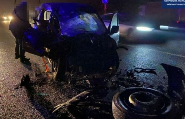 Серьезное ДТП под Киевом: легковушка влетела под грузовик