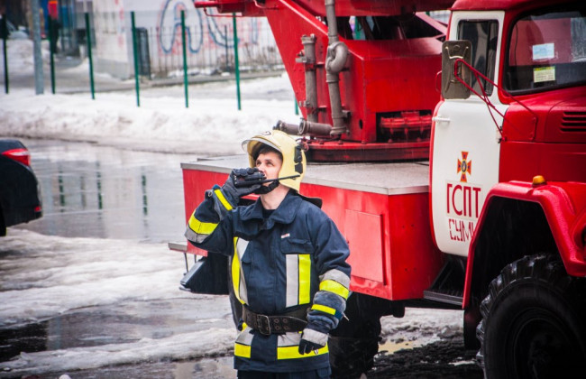 В Киеве студентов эвакуировали через окна: что произошло