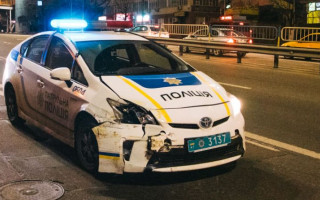 В Киеве патрульный Prius влетел в Renault: есть фото