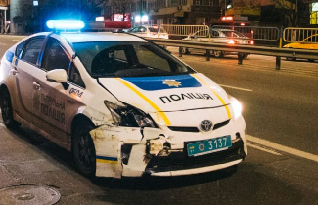 В Киеве патрульный Prius влетел в Renault: есть фото