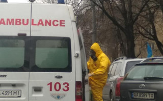 Киевлян испугал необычный костюм врача: фото