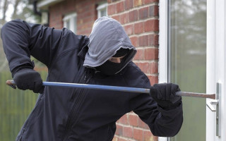 Двое неизвестных обокрали столичное кафе: видео