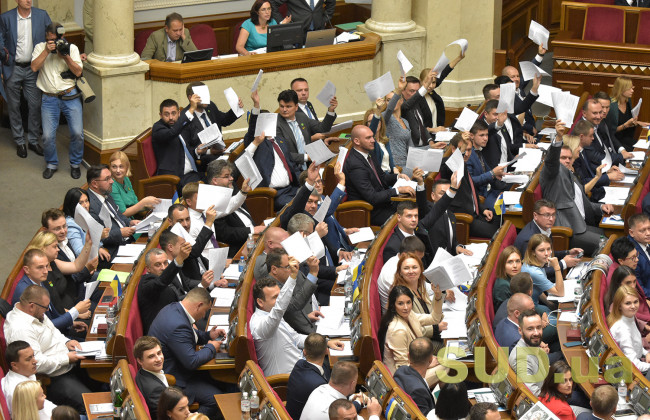 Рада розглядає законопроект про скорочення народних депутатів, трансляція