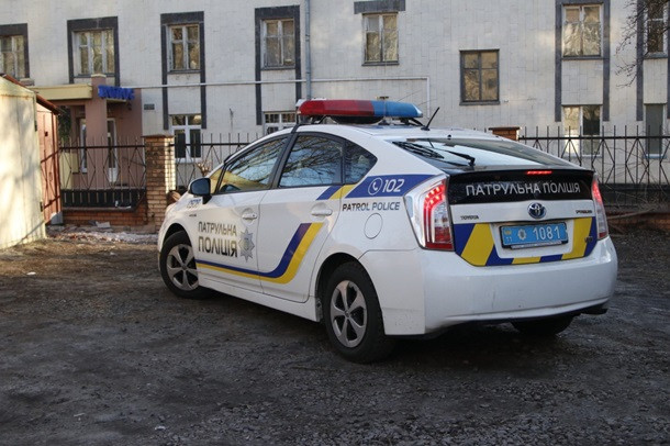 В киевском дворе нашли бездыханное тело девушки: что известно