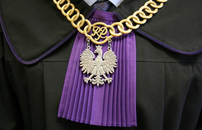 Польша одобрила закон, который дает право наказывать судей