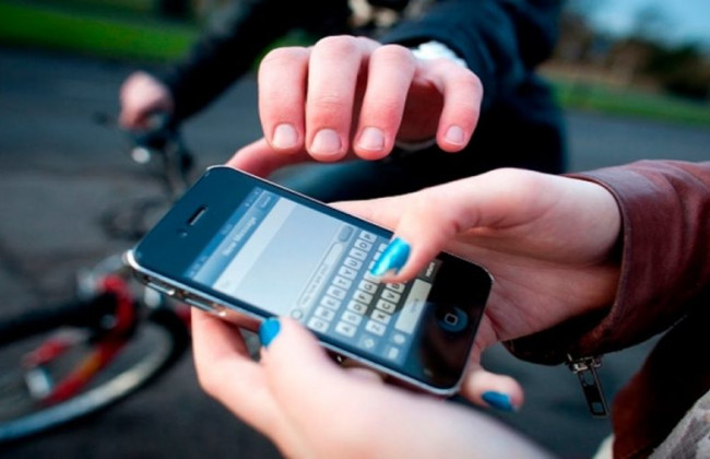 На Шулявці грабіжник напав на киянку і вирвав з її  рук телефон