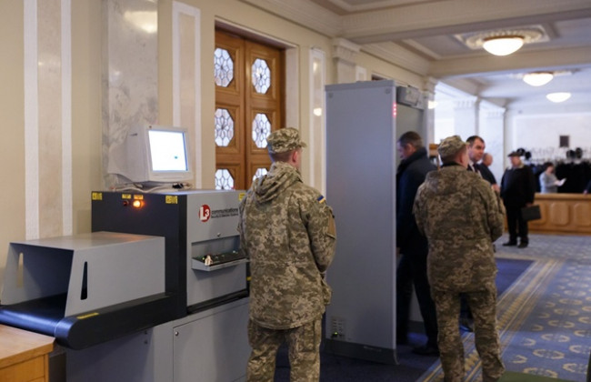 В Верховную Раду перестали пускать депутатов предыдущих созывов: они возмущены