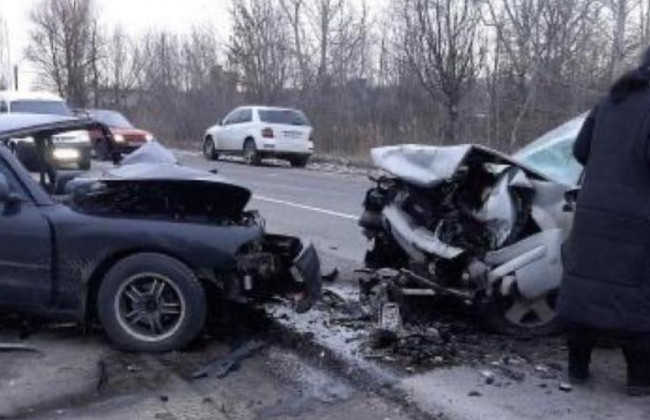 Серьезная авария под Киевом: автомобили столкнулись лоб в лоб