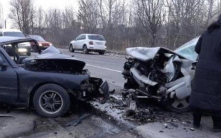 Серьезная авария под Киевом: автомобили столкнулись лоб в лоб