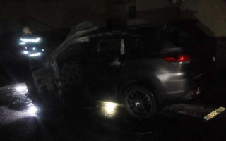 На Київщині палав позашляховик, фото