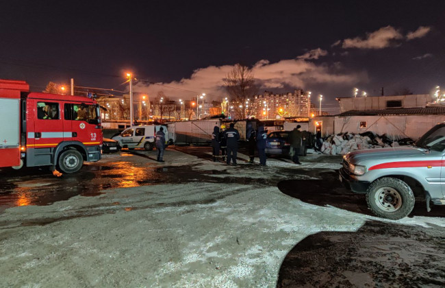 В Киеве сгорело СТО: при тушении пострадал пожарный, фото, видео