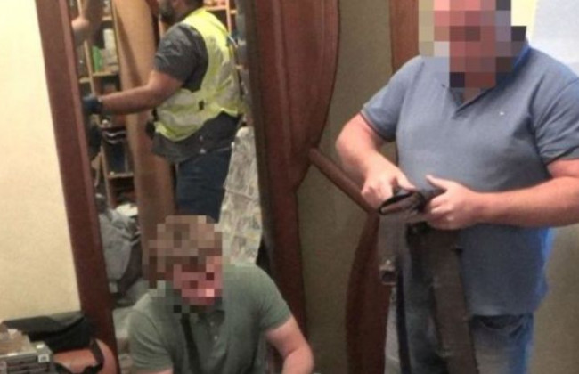 Привласнювали квартири померлих киян: затримали групу шахраїв, відео