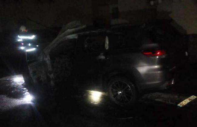 На Київщині палав позашляховик, фото