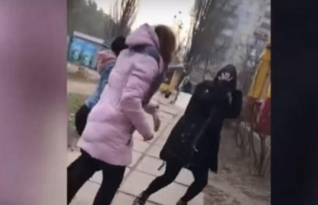 Избили школьницу и записали на видео: в деле столичных подростков есть детали