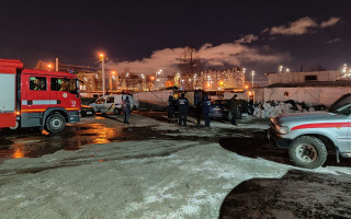 В Киеве сгорело СТО: при тушении пострадал пожарный, фото, видео
