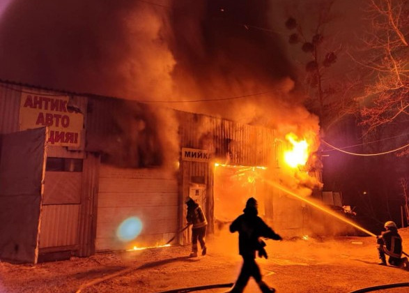 Потужна пожежа в Києві: палала автомийка, фото