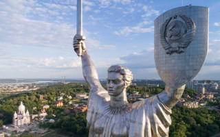 В Киеве демонтируют часть Родины-матери