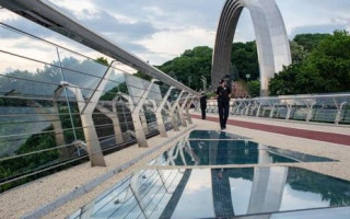 В Киеве по стеклянному мосту опять проехали на машине: видео инцидента