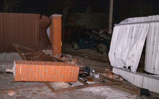 В Киеве пьяный водитель снес забор дома и уснул в машине патрульных: фото, видео