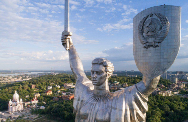 В Киеве демонтируют часть Родины-матери