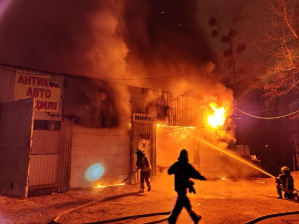 Потужна пожежа в Києві: палала автомийка, фото