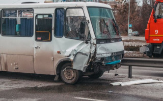 Столична маршрутка врізалася в таксі: у таксиста переломи обох ніг