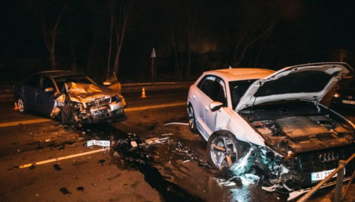 Лобовое ДТП под Киевом: дорогу не поделили две Audi, видео